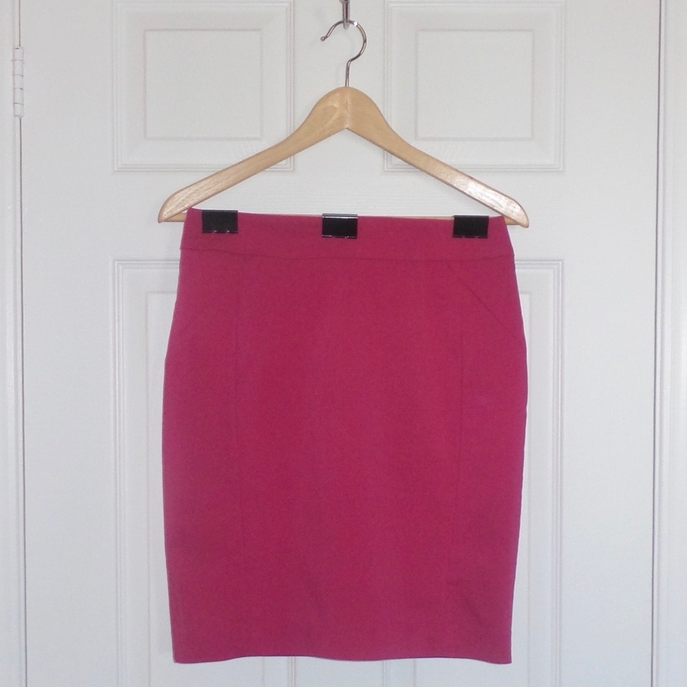 💗 NWOT Magenta Mini Skirt